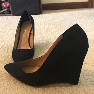 Black wedges